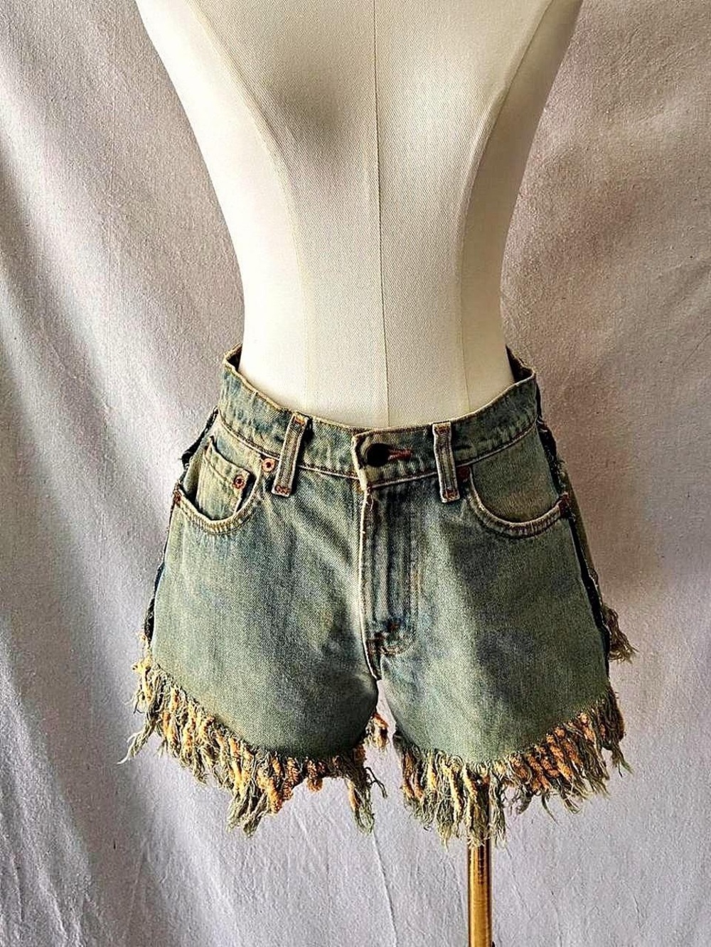 Rare Vintage 1989 Levi’s-cut off micro fringe shorts-size - 26 - Picture 2 of 7